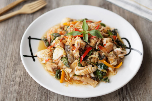 Stir Fried Seafood with Black Green PepperCorn